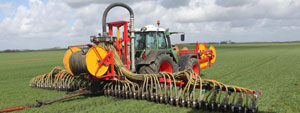 klik voor groter (800x533) fendt met sleepslang op het land