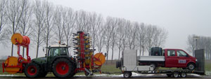 klik voor groter (800x533) fendt met sleepslang op het land