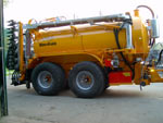 klik voor groter (800x600) Veenhuis tandemasser tank met hydraulische zuigarm.