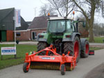 Fendt Farmer met veegmachine en schuif achterkant