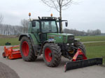 Fendt Farmer met veegmachine en schuif voorkant