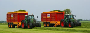 klik voor groter (600x402) opraapwagen op het land