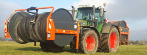 Fendt met  2 rollen slangen in de front-hef en sleepslang-bemester in de achterhef.