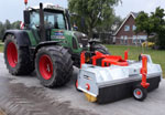 Fendt met veegmachine