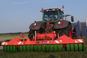 Claas met kuilverdeler en contragewicht