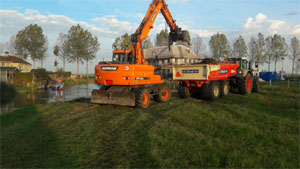 Gras afvoeren met mobiele kraan